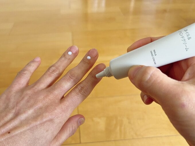 ハンドクリームで手指をケアする様子