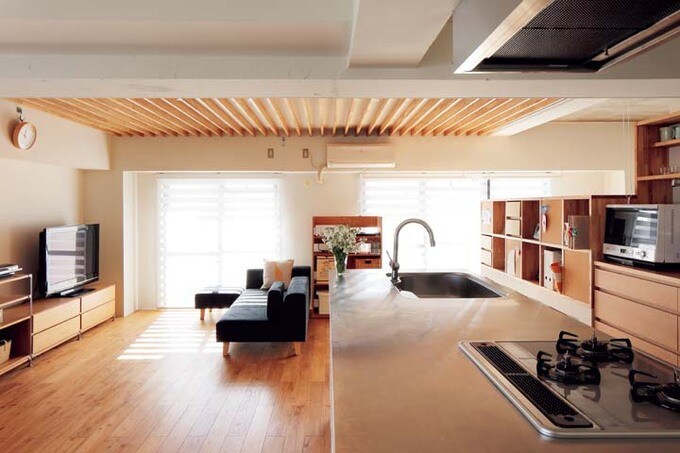 ルーバー天井と無垢床が印象的なLDK