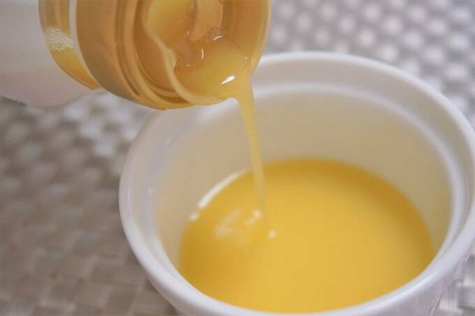 器にシークヮーサーを注ぐ