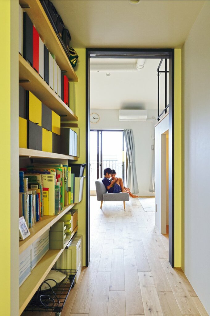 壁面の一部にオープンな可動棚を設置