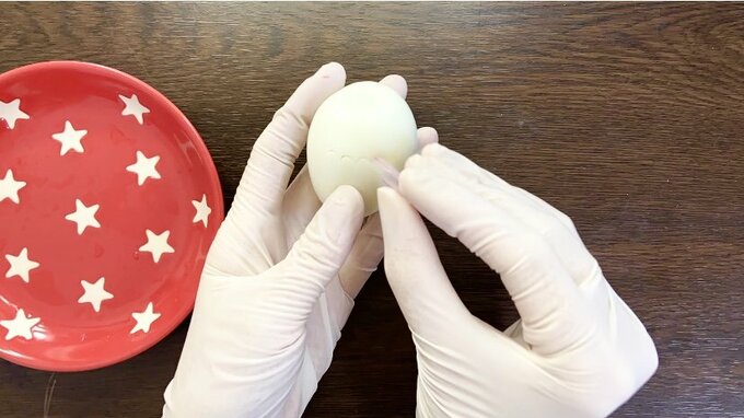 固ゆでたまごの中央部分に切れ目を入れる