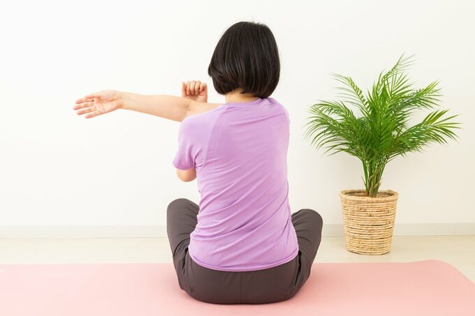 ストレッチする女性