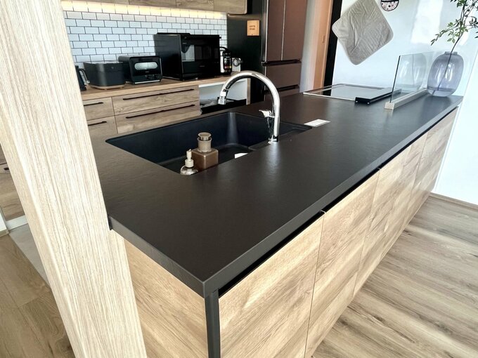 ブラックカラーのセラミック天板