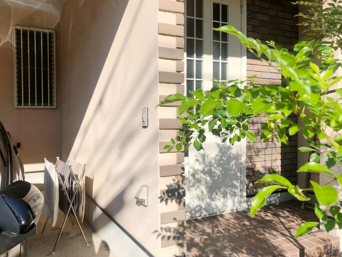 玄関脇のガレージに干す