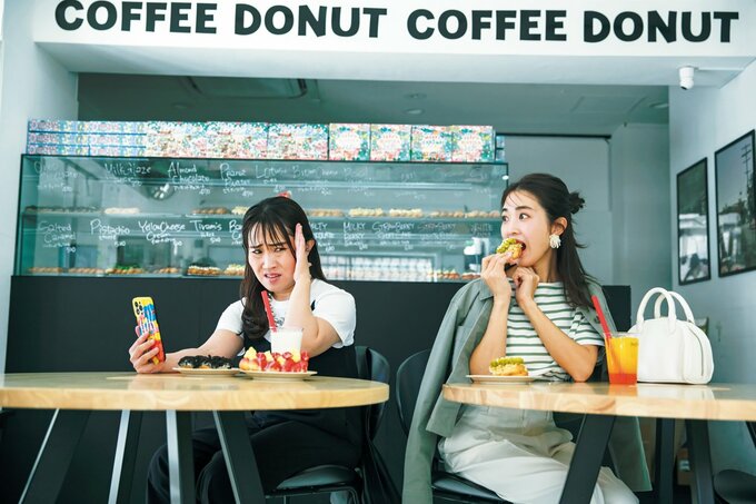 カフェで食事をする女性2人