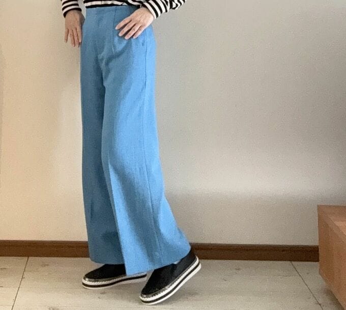 お気に入りのブルーのワイドパンツ