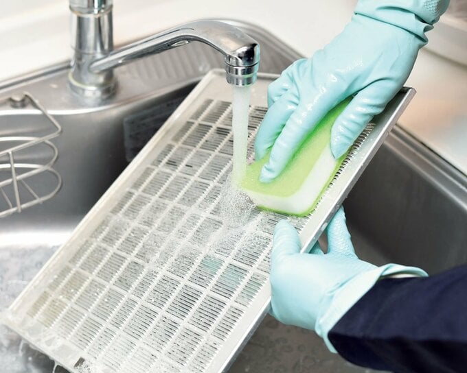 換気扇フードをスポンジで洗う