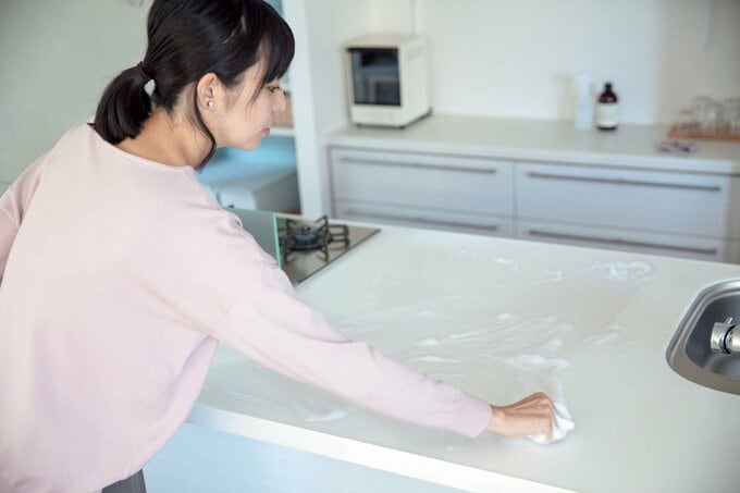 食器用洗剤でワークトップを洗ってふき取る