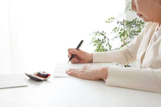 書類を書く女性