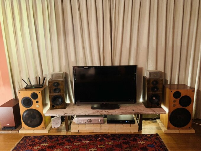 テレビを置いたDIYテレビボード