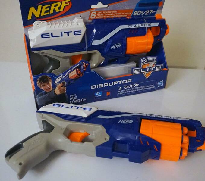 箱とナーフガン