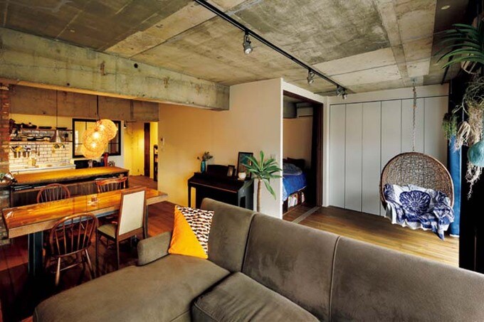 木、漆喰、コンクリートと、さまざまな素材が融合するLDK