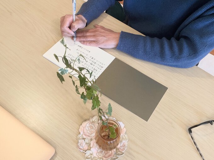 見本をじっくり見ながら書いています