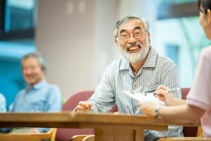 女性と話す男性