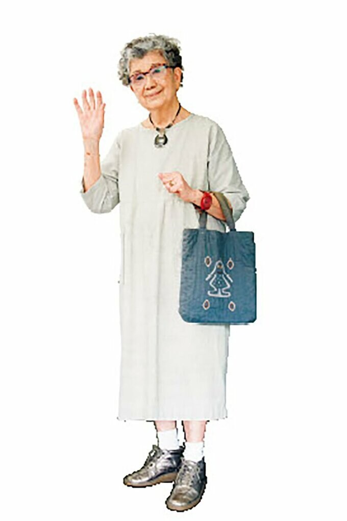 手づくりの洋服を着てお出かけする多良さん