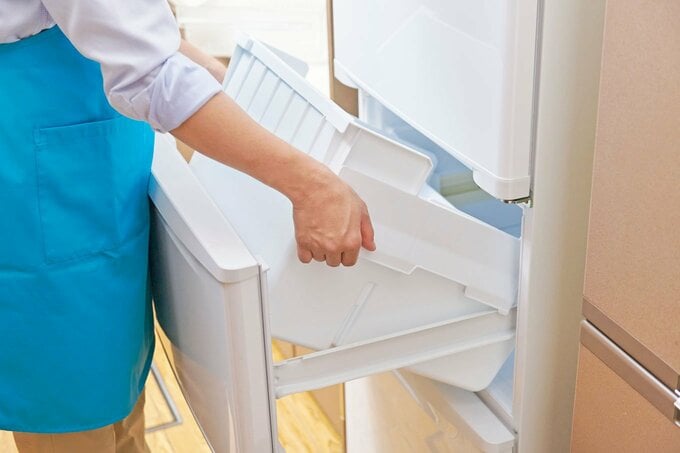 冷凍庫パーツ取り外し