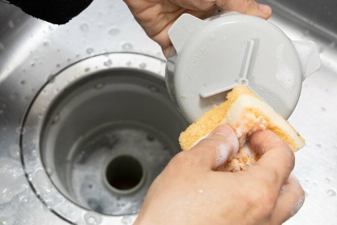 食器洗いで使い終わったスポンジを再活用（画像イメージ：PIXTA）