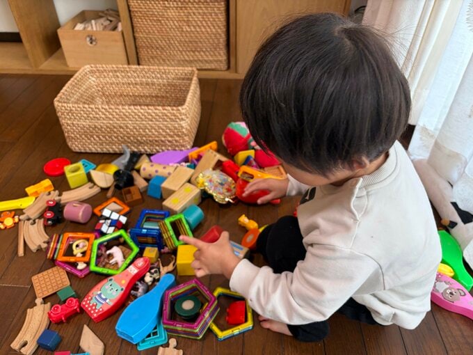 おもちゃで遊ぶ末の娘さん