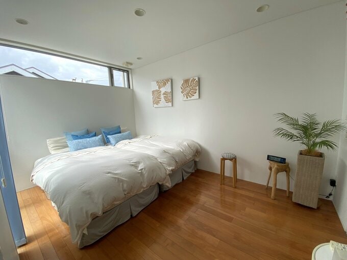 ものがなくてすっきりとした寝室