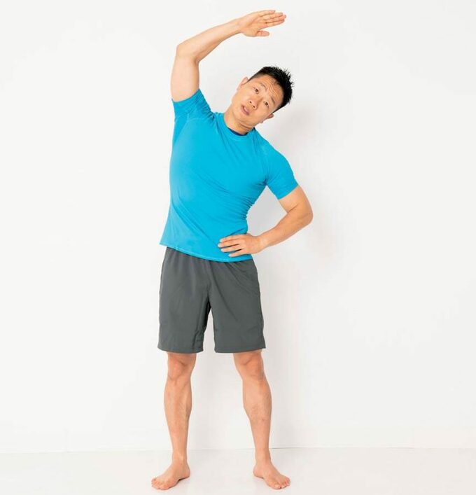 脇腹に手を当てて右腕をあげる