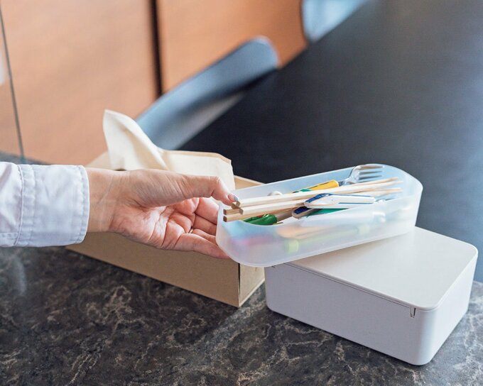 カトラリーを持つ様子