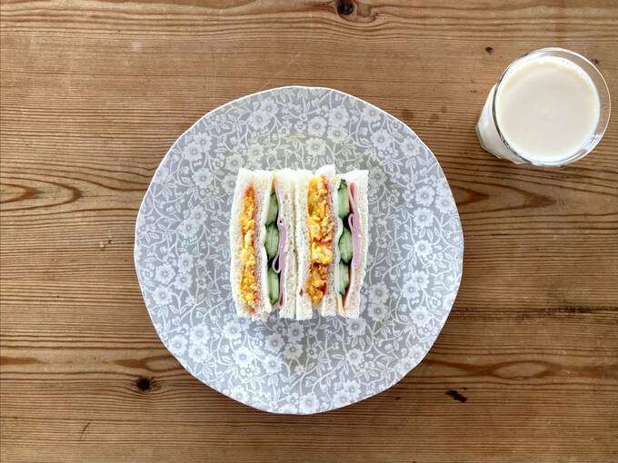 お皿にサンドイッチ