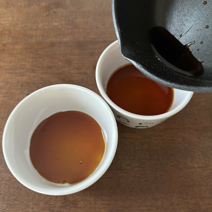 カラメルを容器に入れる