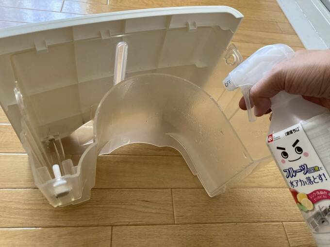 給水タンクにスプレー