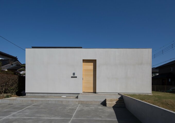 外からは閉じた家