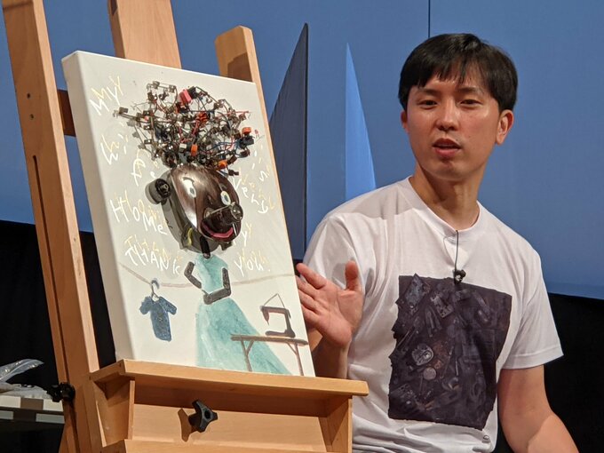 作品を紹介する男性
