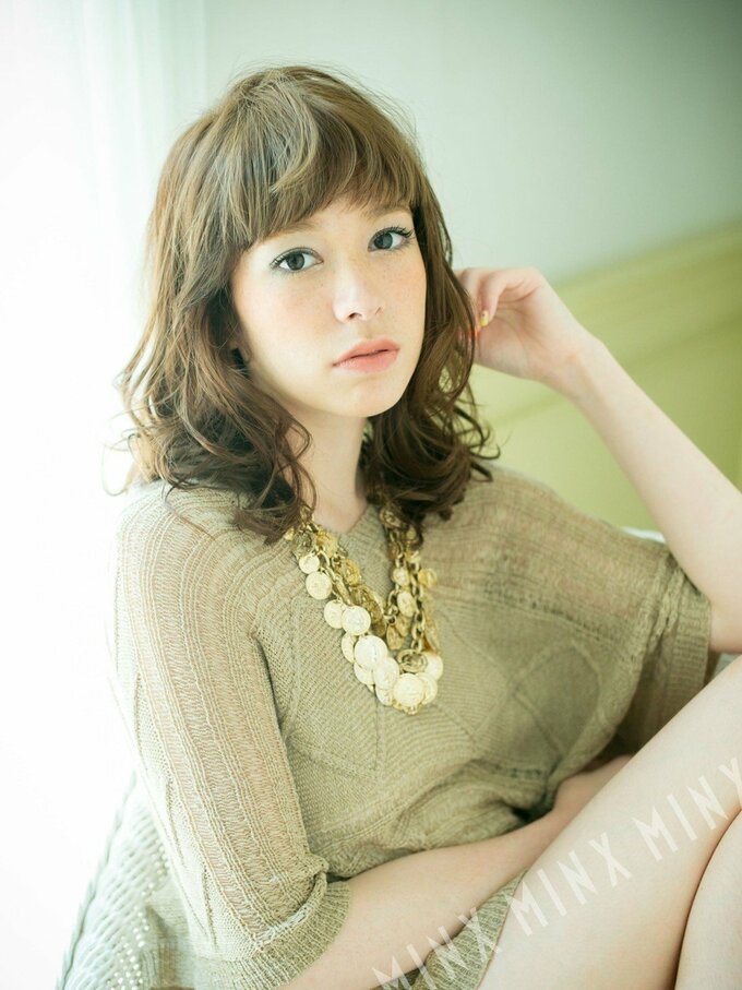 パーマヘアの女性