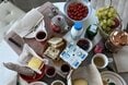フランスの80代ひとり暮らしが「あえて続ける」習慣3つ。買い物は週2回し、家に人を招く
