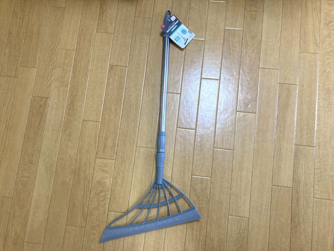 [写真](1ページ目)ダイソー220円「マルチ万能ほうき」で掃除が快適に。家じゅうピカピカ、梅雨にも便利 | ESSEonline（エッセ ...