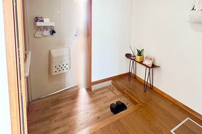 靴は出しっぱなしOK、マグネット収納を活用。団地で母子3人暮らし、狭くても快適な「玄関」の工夫4つ