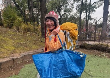 焚き火は1年の振り返りにもってこい。庭の薪と食材を持ち込んでいざキャンプ場へ