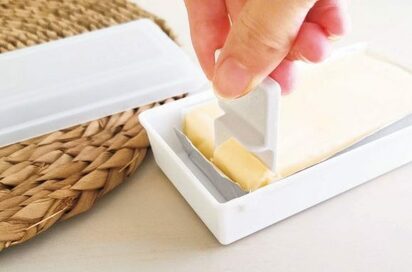100円に見えないバターケースにスポンジホルダー。マニア激推しグッズ