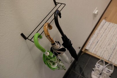 玄関の傘立ては撤去。代わりにつり下げ収納ですっきり