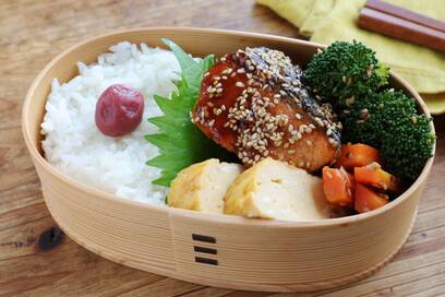 お弁当の主役は鮭のゴマ照り焼きで。フライパンで簡単、つくりおきにも