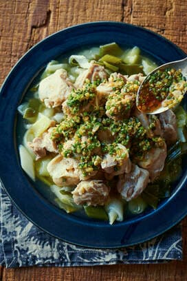 志麻さんのフライパンで「鶏モモ肉のネギ蒸し」レシピ。野菜がたくさん食べられる！