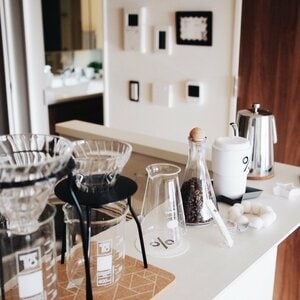 ビーカーや三脚など理系アイテムで、コーヒータイムをもっと楽しく!