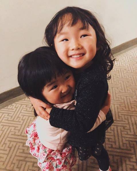 ハグをする子ども