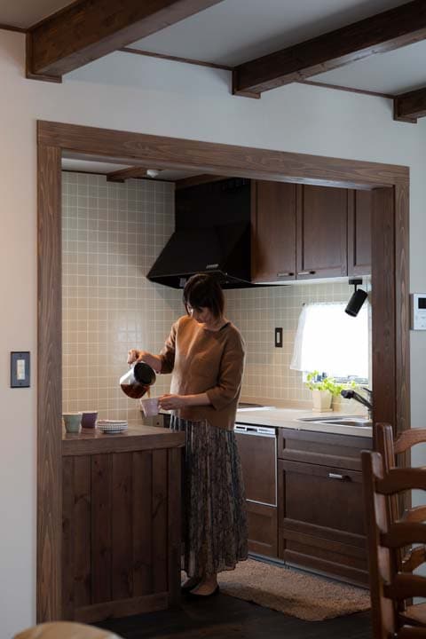 キッチンに立つ妻