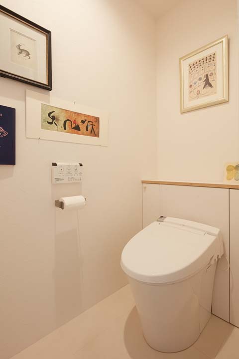 タンクを造作収納に収めたトイレ