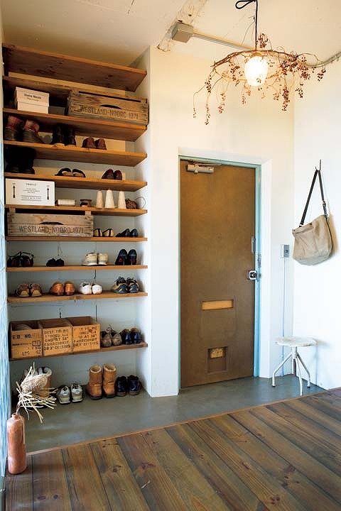 ドライフラワーをディスプレイした玄関