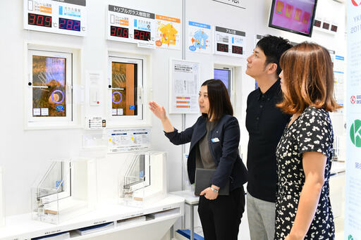 窓の見本の前に３人