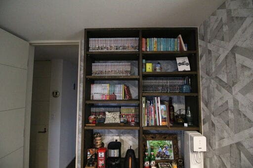 壁一面に造作した本棚