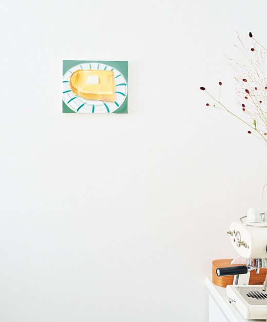壁に飾られたトーストモチーフの絵画