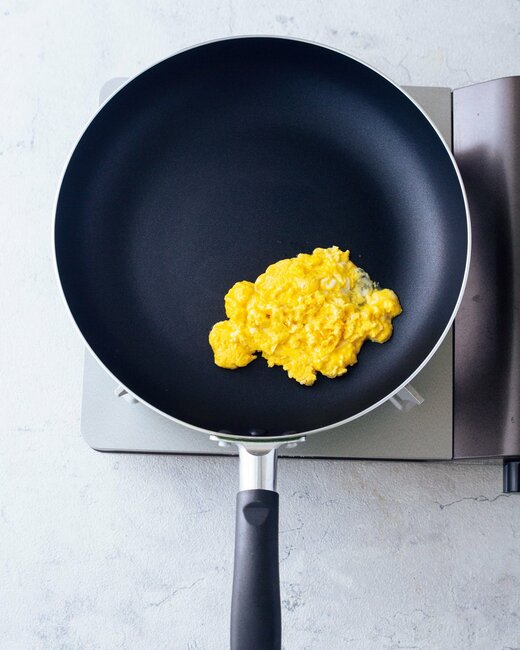 卵を炒めるフライパン
