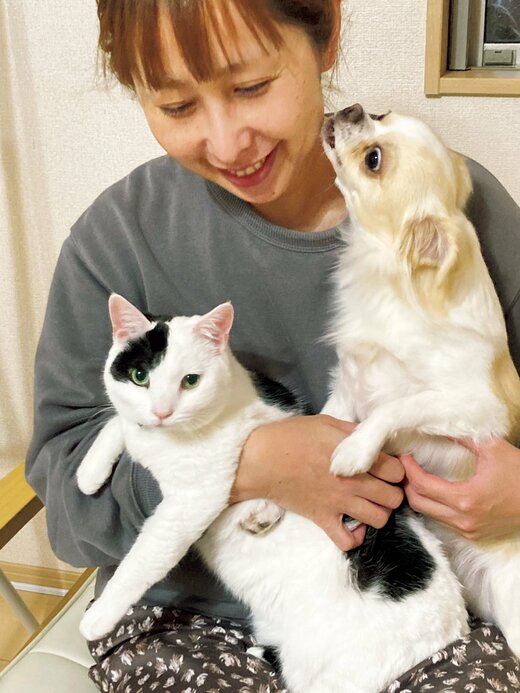 ペットとたわむれる人