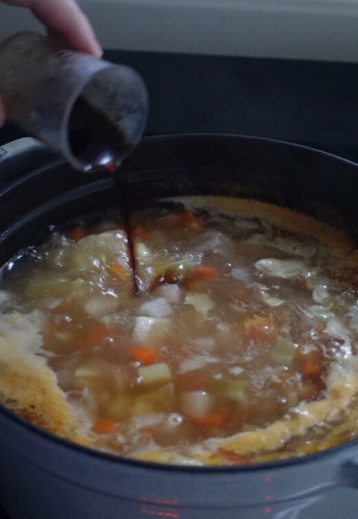 コンソメ、しょうゆを加え、全体を混ぜて5分煮込む。